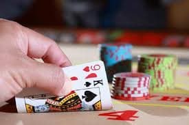 Pemain menikmati Live Casino Tong77 di perangkat mobile dengan tampilan HD